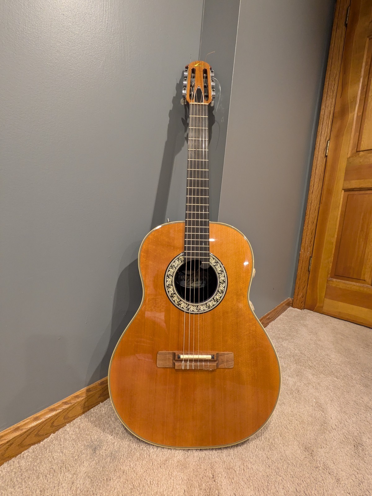 Ovation 1616 vintage classical-electric guitar made in USA excellent w / case