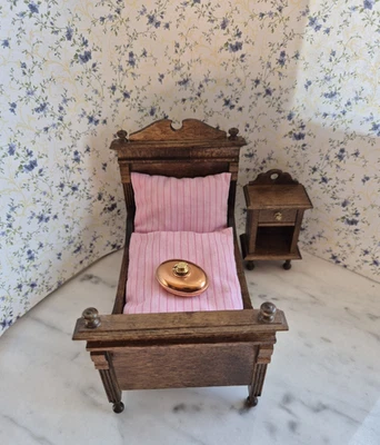 Dora Kuhn Möbel Set Bett mit Nachttisch Gründerzeit 1:10 Puppenstube Vintage - Bild 1 von 4
