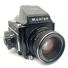 Mamiya M645 Mittelformatkamera mit Sekor C 80mm 1:2.8 mit Magazin und Prisma