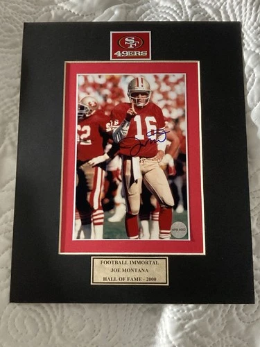 Joe Montana Autographed signed 5x7 Photo In a 8x10 Matt with COA. HOF