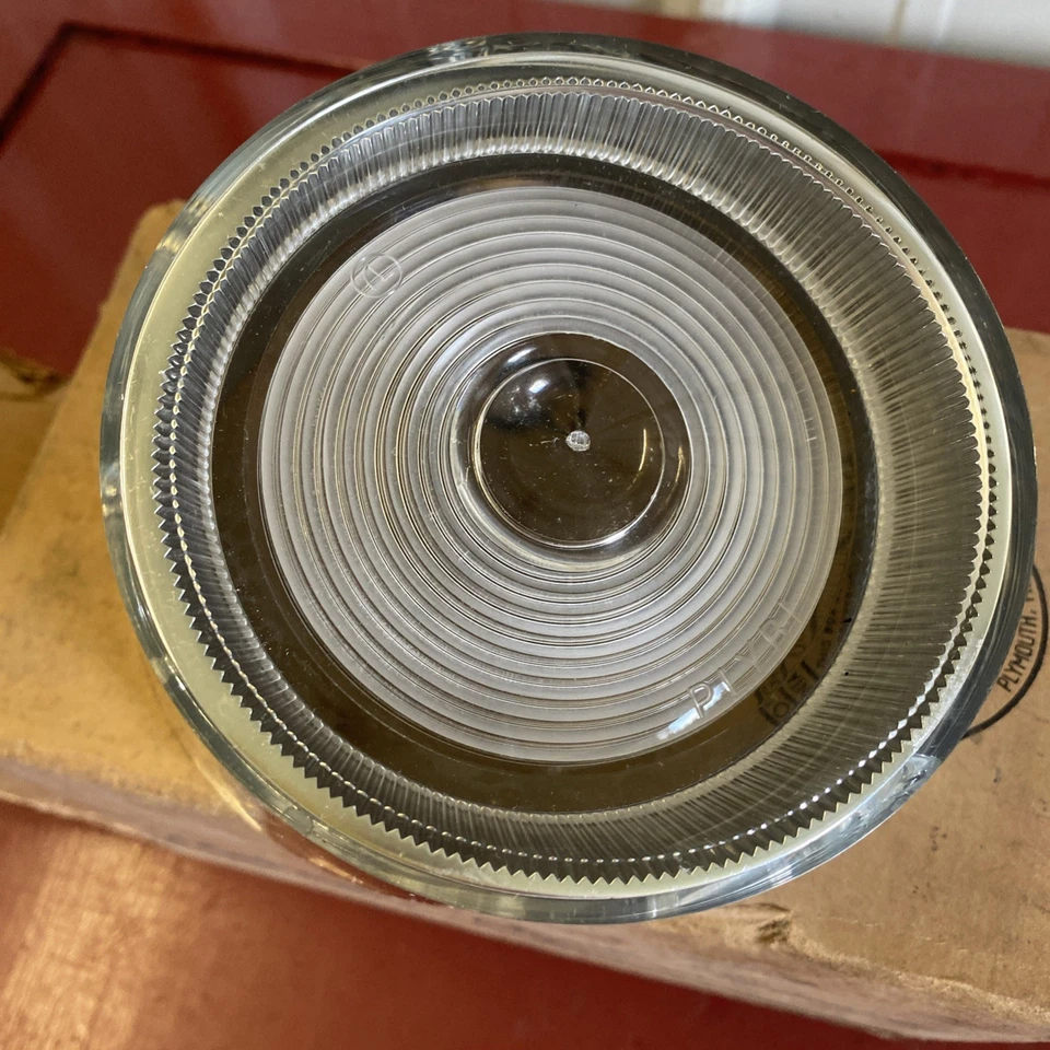 PLYMOUTH SUBURBAN STATION WAGON 1957 LENTE DE LUZ DE RESPALDO 1753388 NUEVO EN CAJA Foto 3 de 4