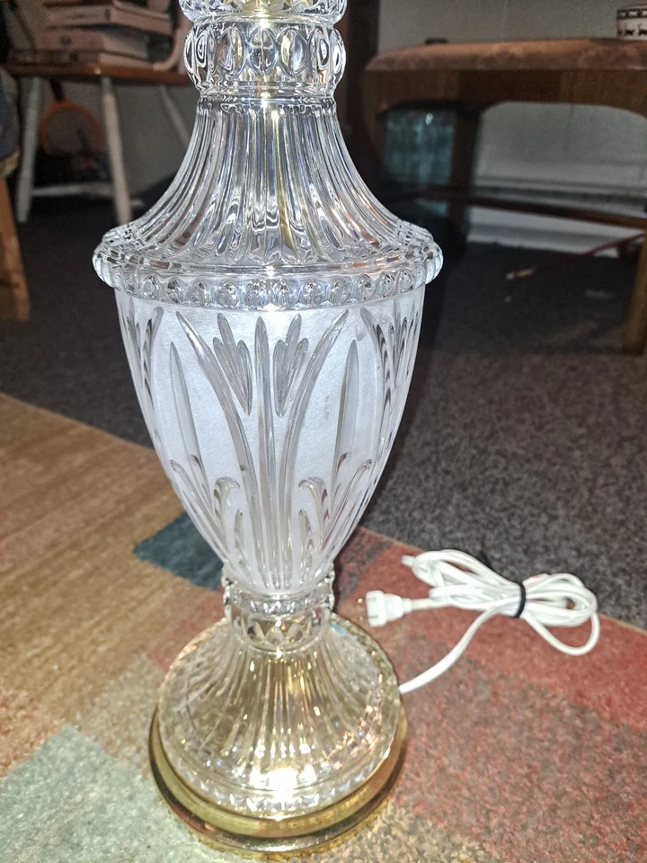 Lámpara de mesa vintage de vidrio de corte brillante de mediados de siglo transparente con base de latón 19" Foto 3 de 4