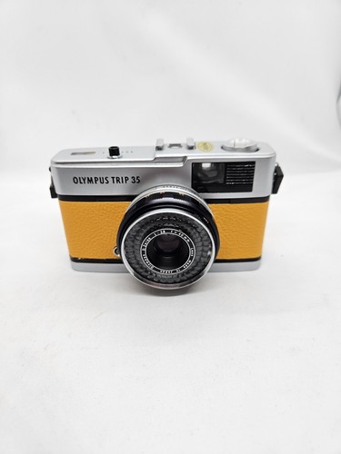 Olympus Trip 35 Filmkamera mit Objektiv 40 mm f2,8 gelbem Leder - Bild 1 von 7