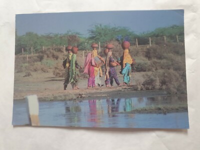 Pakistan Postkarte, Pakistanische Dorfmädchen holen Wasser aus einem Brunnen. Unbespielt.