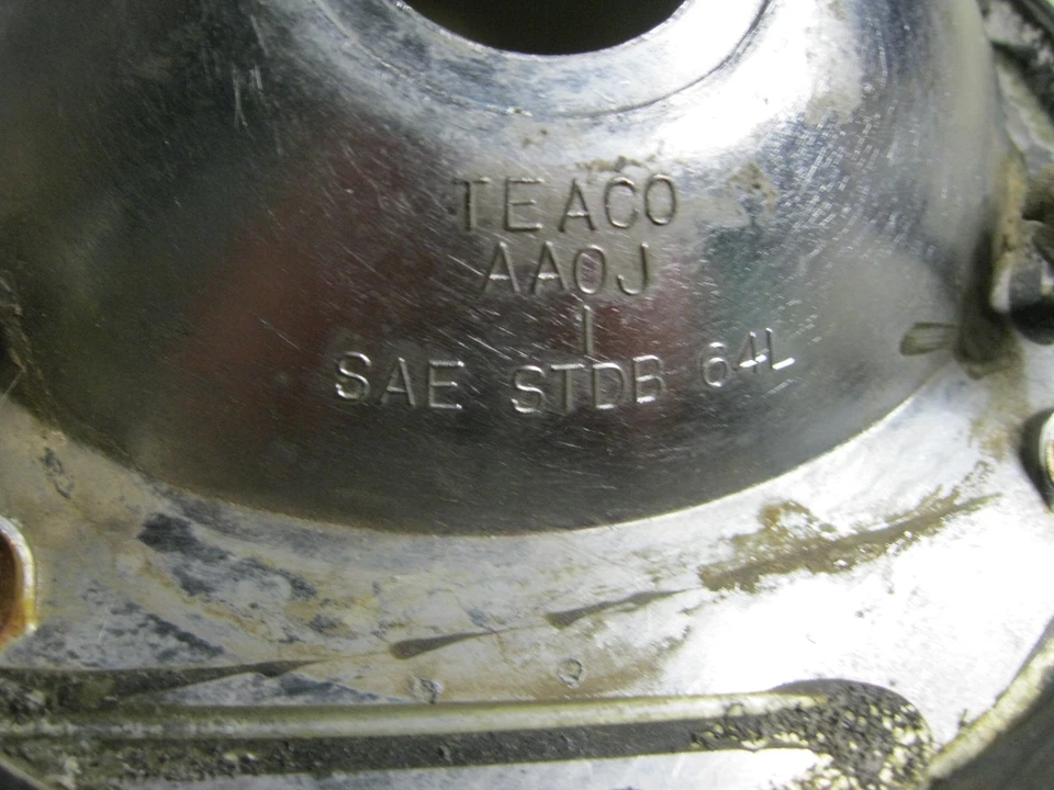 Dodge Dart 1964 carcasa de luz trasera lateral del conductor # 2480581 para lente SAE STDB 64 L Foto 4 de 4