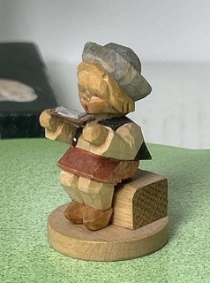 Alter Musiker mit Mundharmonika Fa. Schumann aus dem Erzgebirge