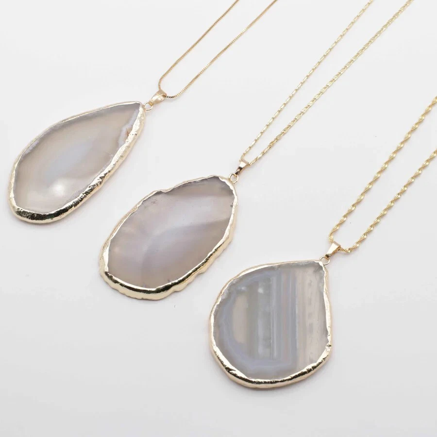 Collar con dije de rebanada de ágata gris con adornos en tono dorado, roca de ágata, piedras preciosas curativas Foto 2 de 3