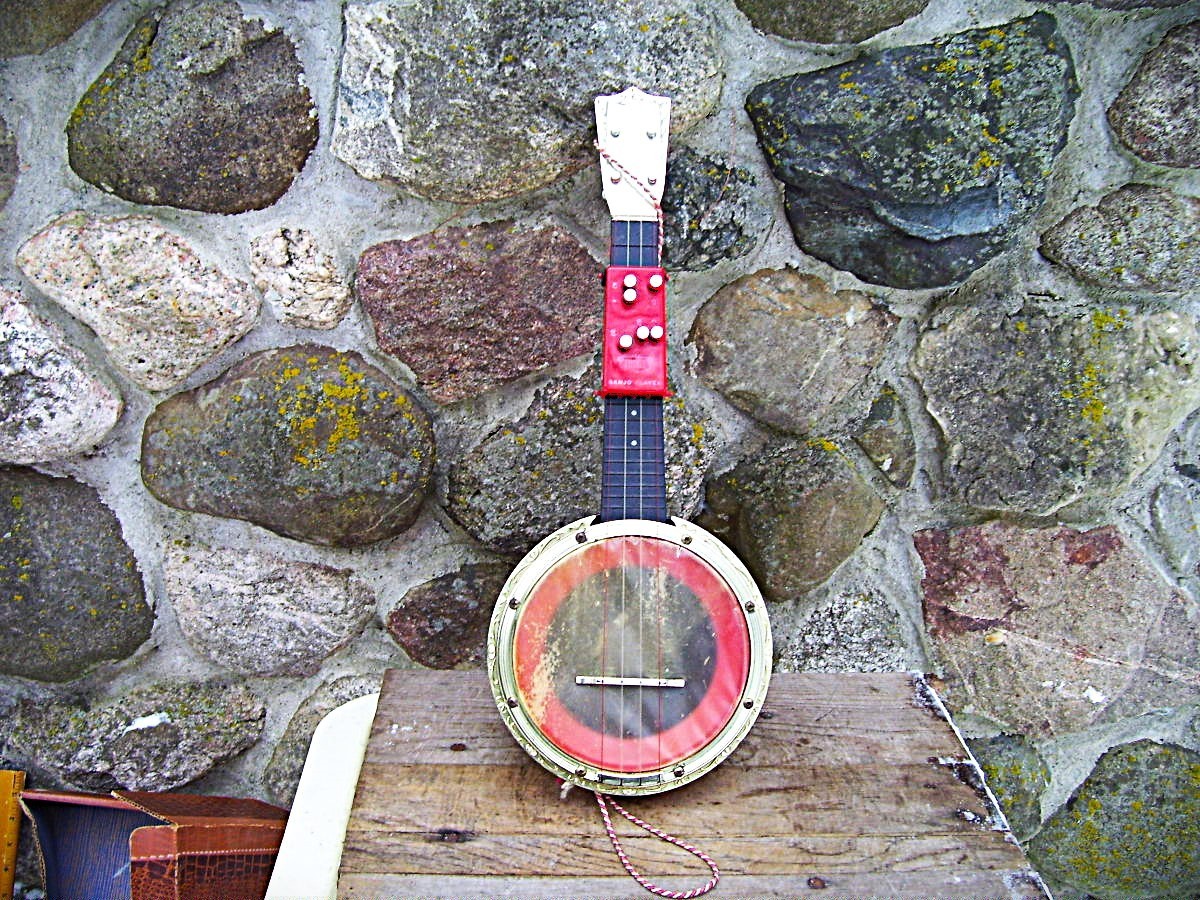 SELDOM SEEN  1950s EMENEE TOY GOLDEN BANJO ~  W/CASE  & CHORD  PAYER  ATTACHMENT