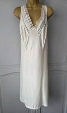 LADIES VTG NATURALLY CLOSE CREAM  SILKY POLYESTER FULL SLIP SIZE 22