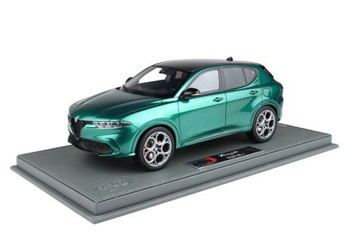 2023 Alfa Romeo Tonale Tributo Plug-in Hybrid 1/18 Green Montreal w/Case by BBR - Picture 4 of 7