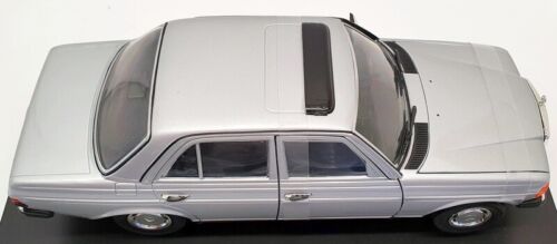Revell 1/18 Scale Diecast Model car - 08889 Mercedes Benz 230 E Silver - Picture 4 of 5