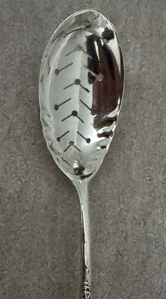 "CUCHARA DE OLIVA PERFORADA DE PLATA DE LEY CON PATRÓN DE VID TIFFANY 6 1/8""" Foto 3 de 4