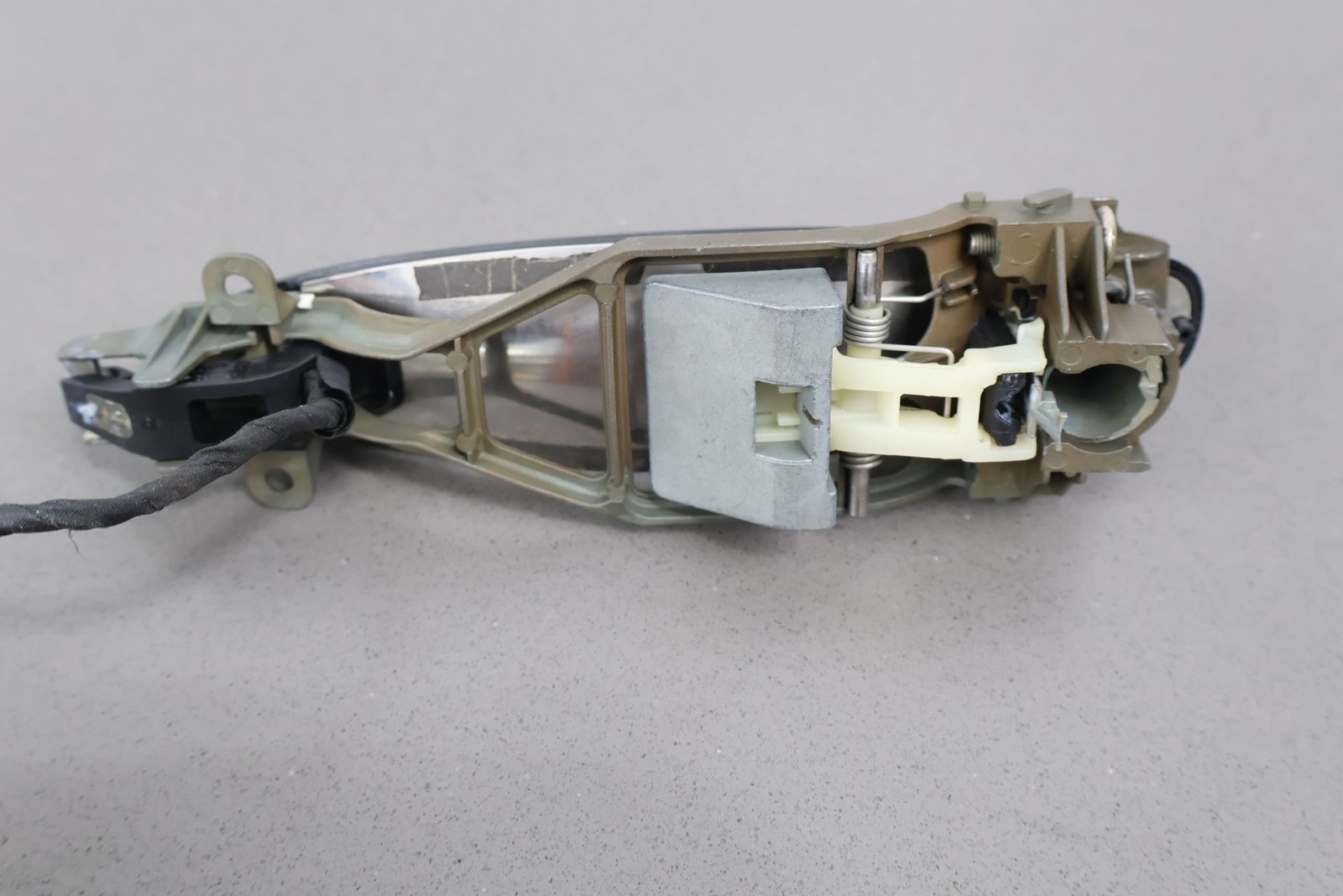 06-12 Bentley Flying Spur Rear Left LH Outer Door Handle (Beluga 14/ Chrome)