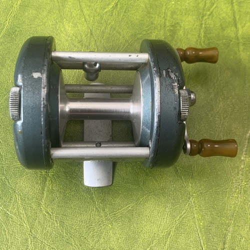 Vintage Fishing Reel Cycloid Level Wind Bait Cast Reel SN# 33196 Works Smooth - Picture 5 of 9
