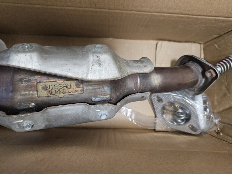 Convertidor catalítico delantero genuino Nissan 2013-2020 NV200 - NUEVO OEM Foto 4 de 4