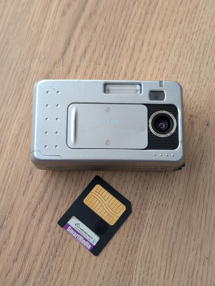 Sanyo Digital Camera VPC-G250 0.4MP Silver Tested Working. With SmartMedia Card - Image 4 of 4