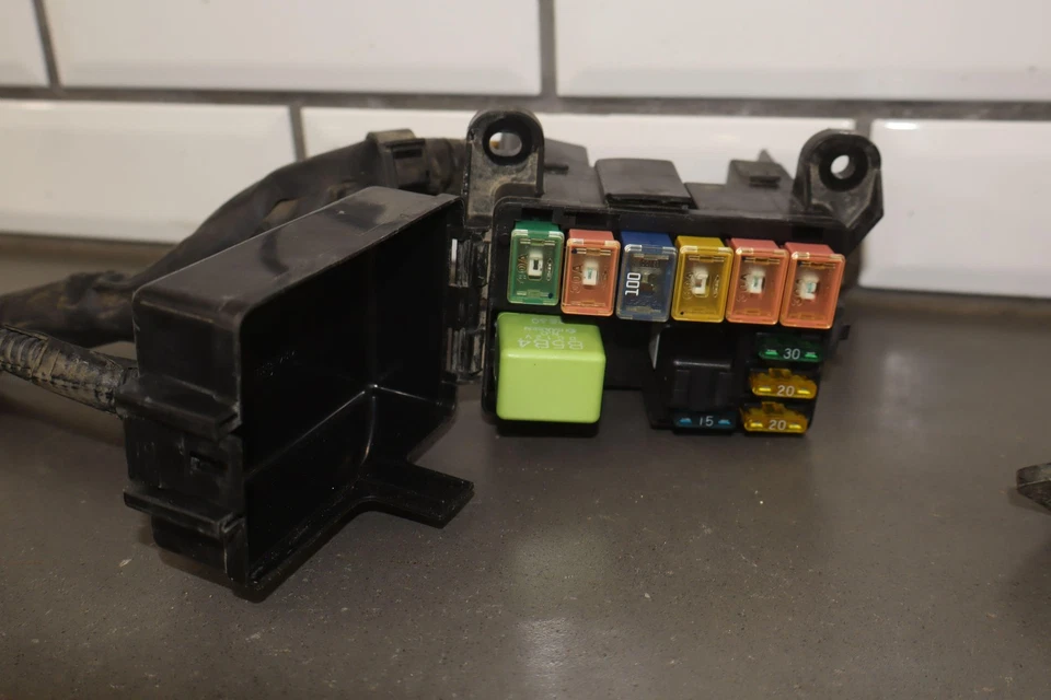 Caja de conexiones relé de fusibles de motor Mazda Miata 2001-2002 con arnés Foto 3 de 4