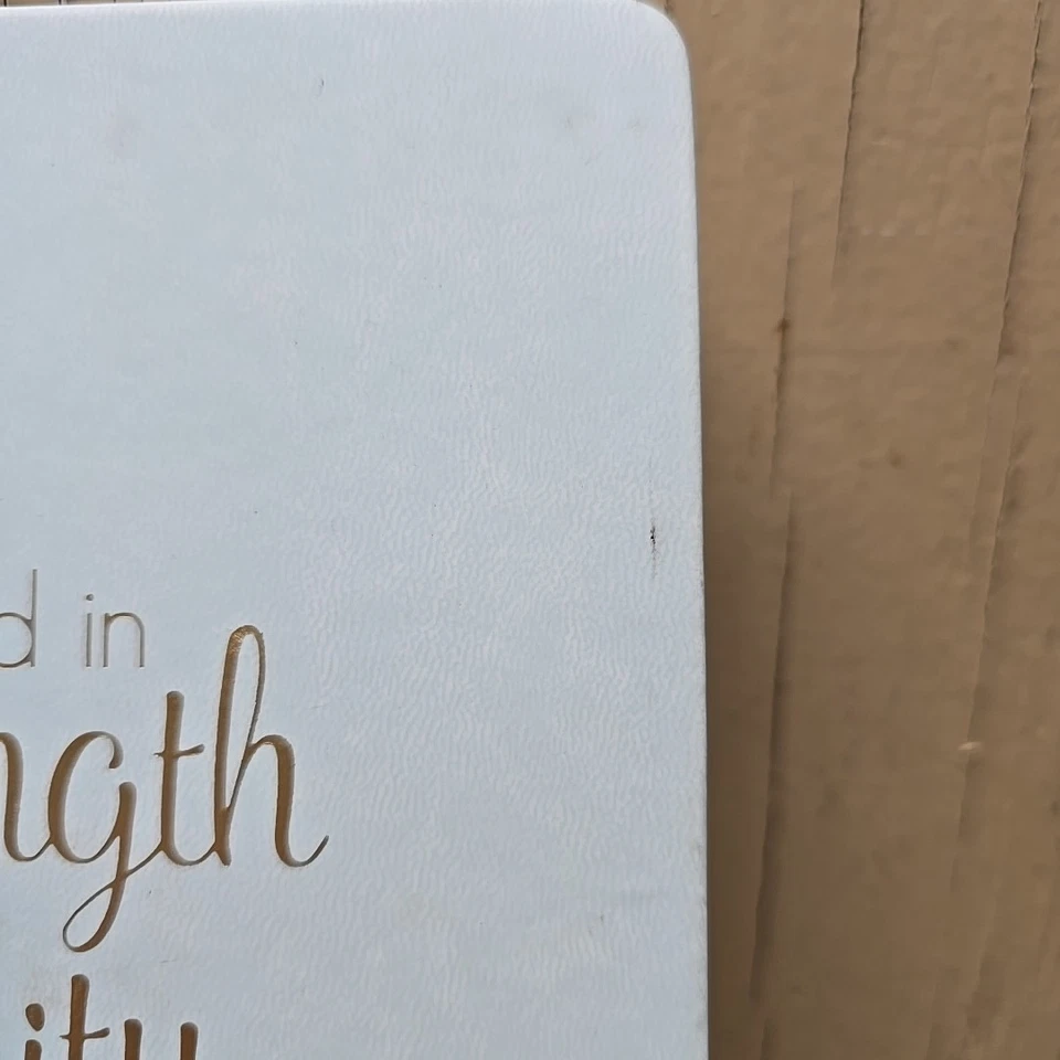 Cuaderno diario Eccolo ella está vestida de fuerza y dignidad 5,5 pulgadas X 8,5 pulgadas Foto 2 de 4