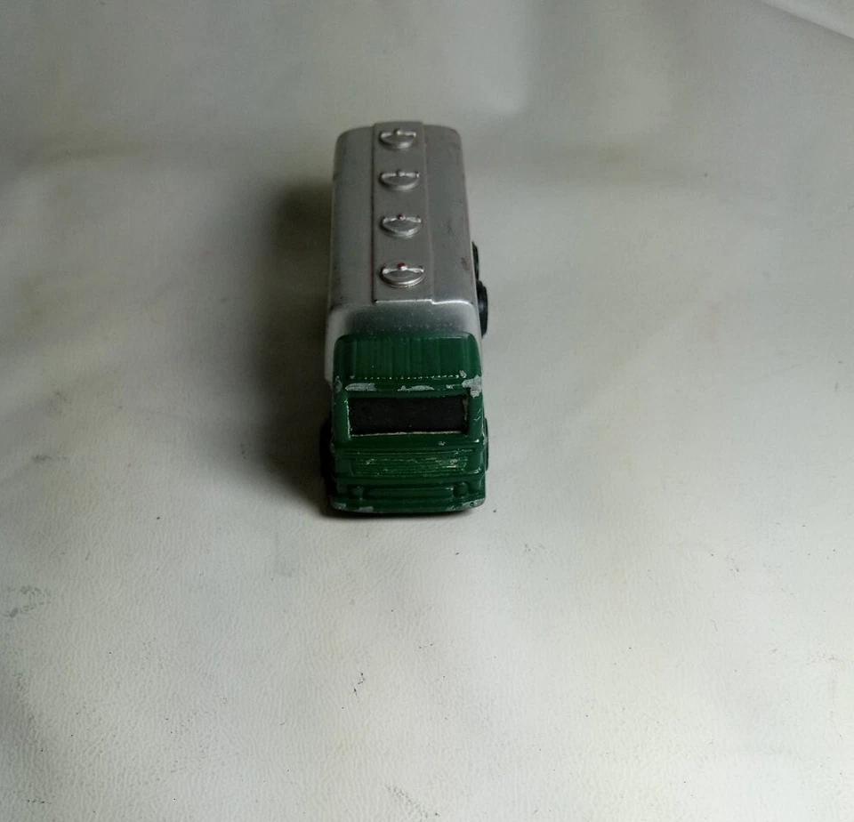 Semirremolque cisterna Maisto Green Metropolitan calefacción y combustible gas fundido a presión Foto 2 de 4