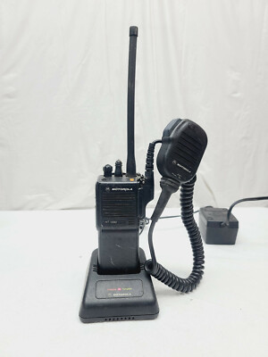 MOTOROLA HT1000 HANDIE-TALKIE FM Narrow Band 2 -Way RADIO 136-174 MHz & Charger