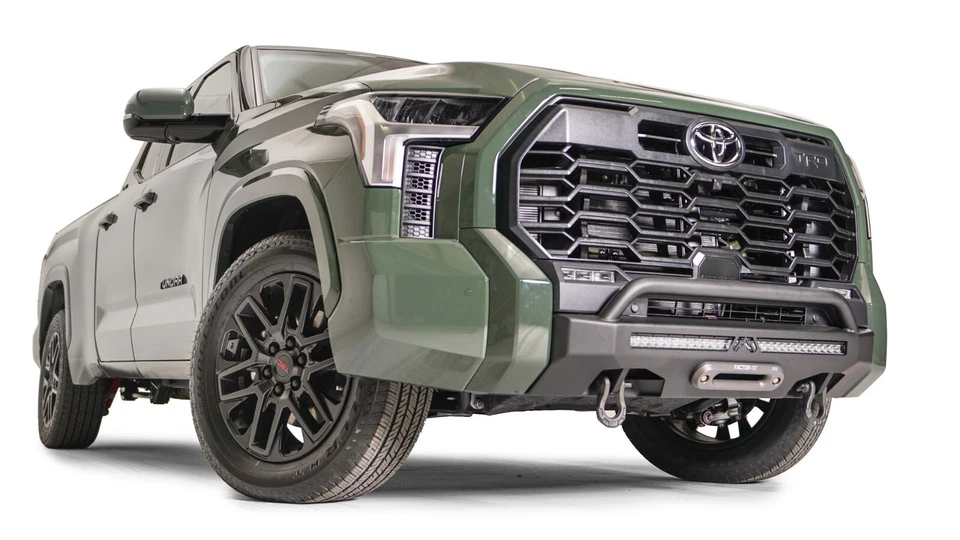 Montaje de cabrestante oculto Fab Fours con protector previo al corredor para Toyota Tundra 2022 Foto 3 de 4