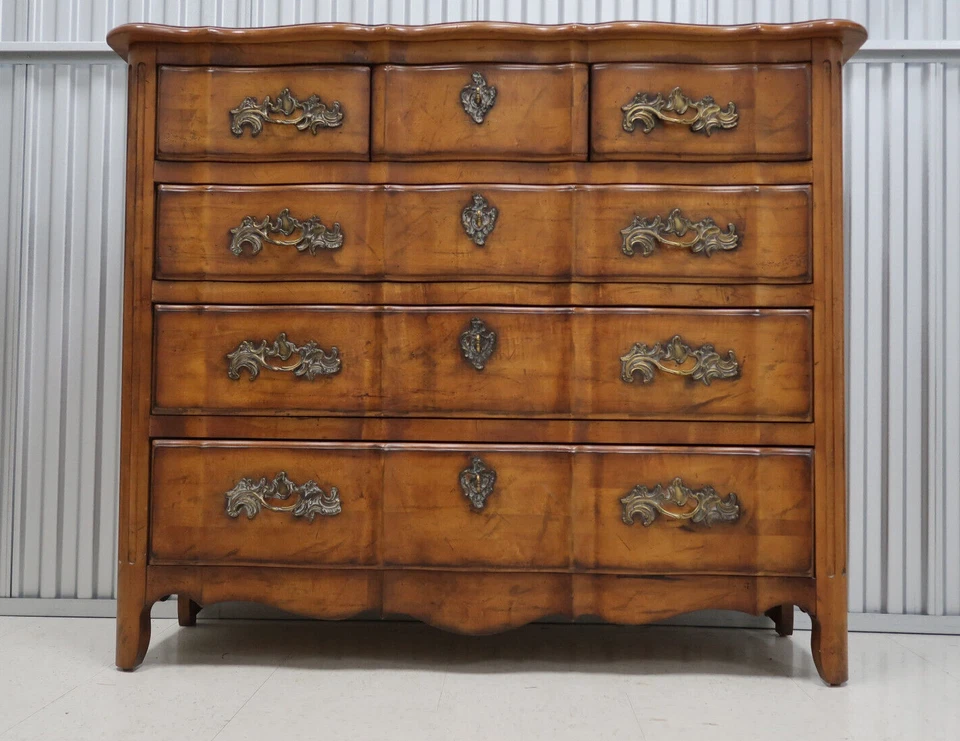 Cofre maestro serpentino francés campestre muebles Century Foto 2 de 4