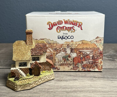 The Serf's Cottage- David Winter Cottage D1004 THE PILGRIM'S WAY COLLECTION