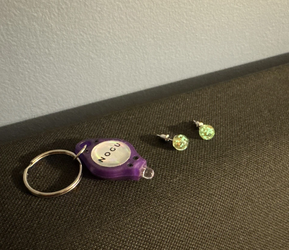 Brincos de vidro Firefly brilham no escuro com carregador de luz UV incluído - Imagem 2 de 2