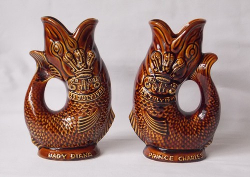 2 DARTMOUTH KERAMIK FISCH GURGELN GLUG KRÜGE CHARLES & DIANA HOCHZEIT 1981 7 1/2"