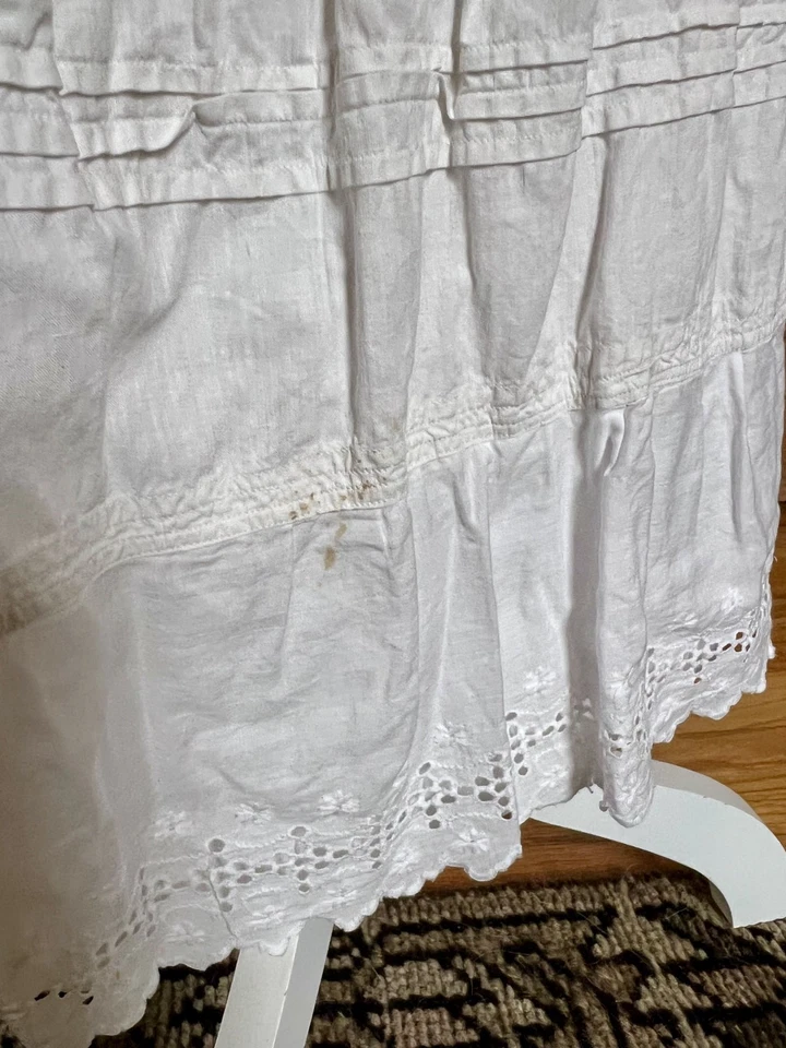 "Falda enagua antigua blanca de algodón con ojales bordada - cintura 27""" Foto 4 de 4