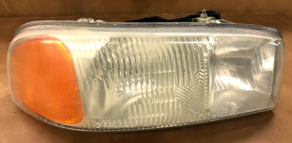 2004 gmc sierra headlight ( passenger ) 2000-2006 - Image 3 of 4