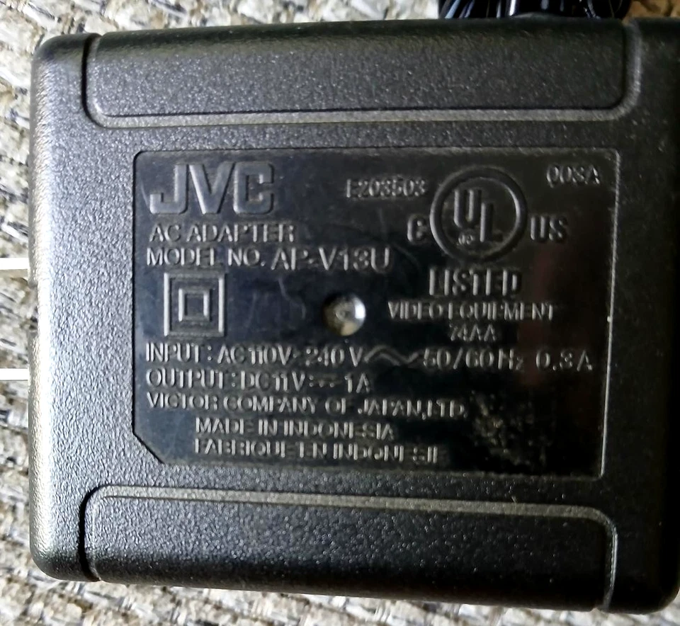 Adaptador de corriente AC/DC JVC 11V 1A OEM AP-V13U para videocámara Foto 2 de 3