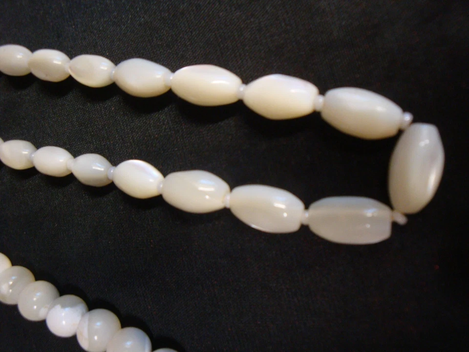 Konvolut Perlmutt-Ketten, z. t. Silberschließen, versch. Farben, versch. Formen - Bild 4 von 4