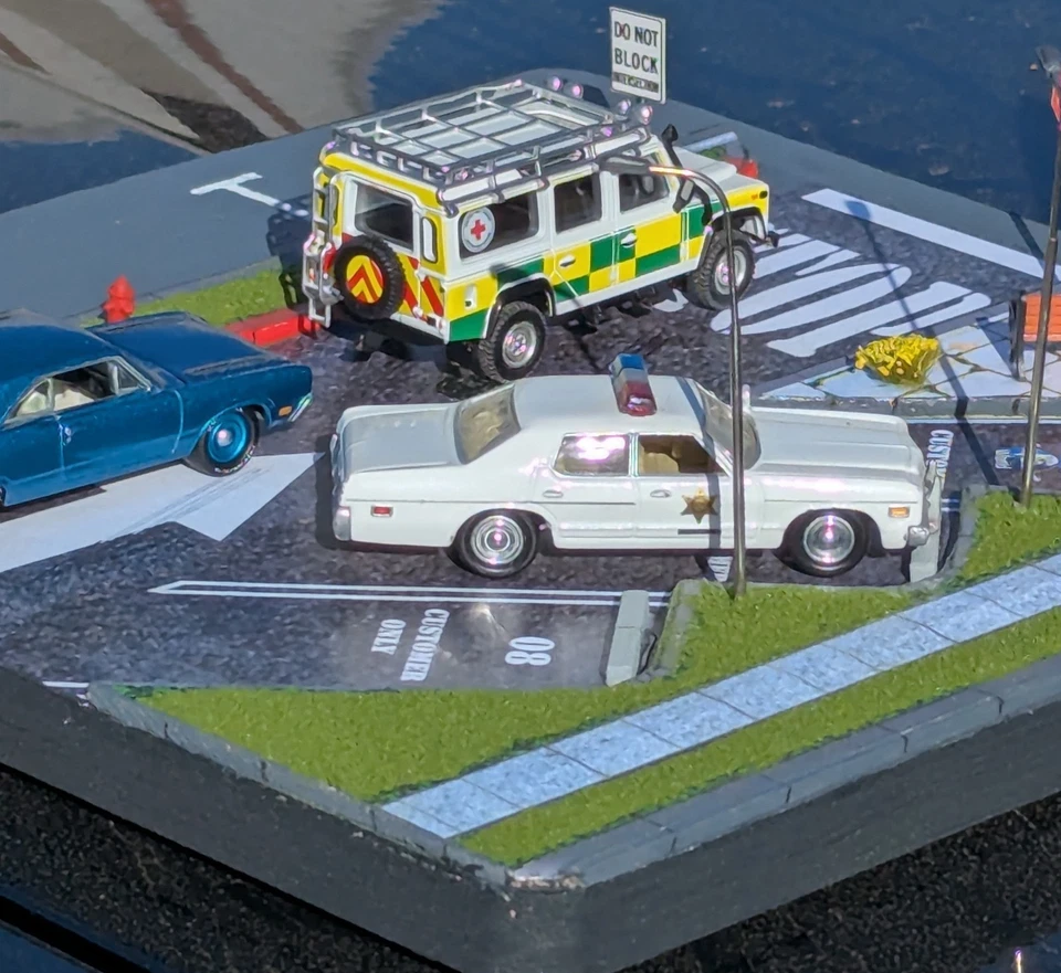 1:64 Diecast Lighted  Parking Lot Detailed Diorama - Image 4 of 4