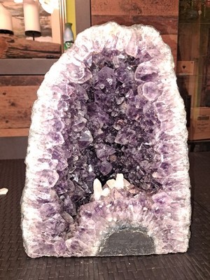 Amethyst Druse Geode mit Calcit Einschluss, dunkle Amethyst Kristalle ~17 kg