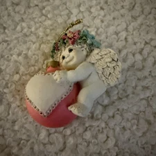 Dreamsicles CHERUB Holiday Hugs Heart Angel Hanging Ornament #10134 Used 1997