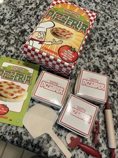NUOVO itty-bitty PIZZERIA 2009 Scolastica 5 Utensili 3 Scatole Pizza 32 Pg. Libretto 8+