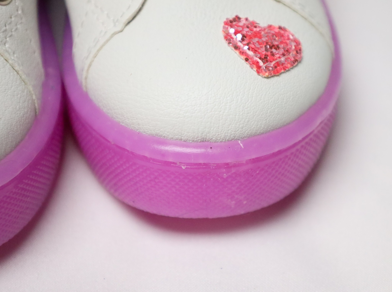 FabKids Toddler Girls' Low Top Heart Light Up Sneakers CB7 White Size US:6T