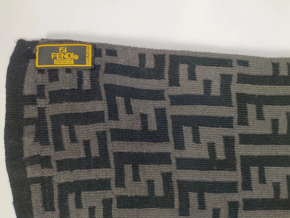 Lenços de inverno de lã cinza/preto estampados vintage genuíno FENDI - Imagem 4 de 4
