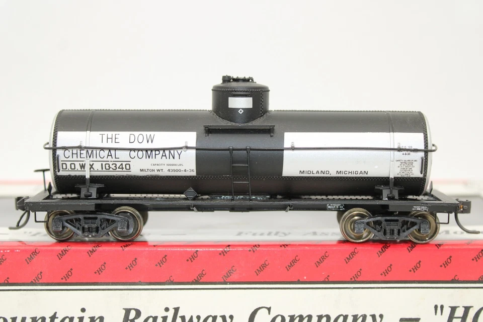 InterMountain HO Scale DOW Chemical Type 10K Gallon 27 Riveted Tank Car #10340 - Image 2 of 4