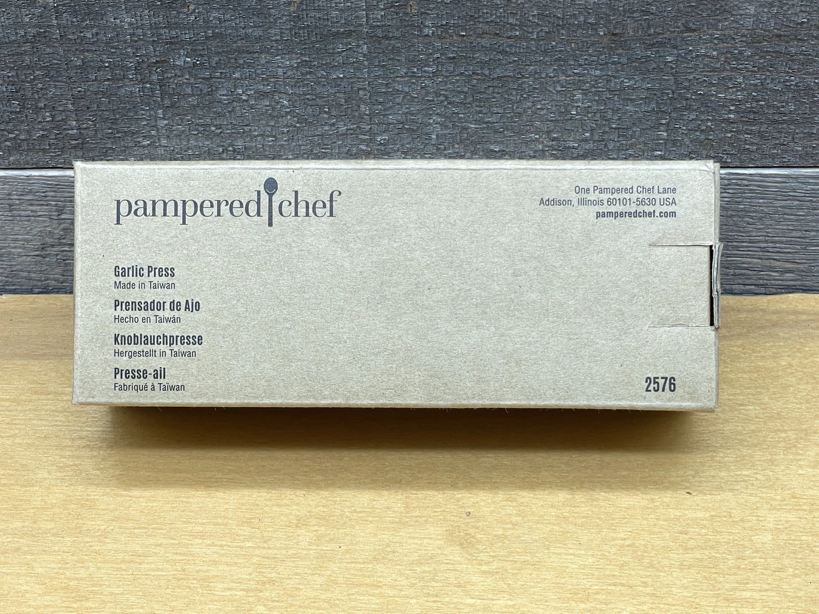 NEW - Pampered Chef - #2576 - Garlic Press With Cleaning Tool