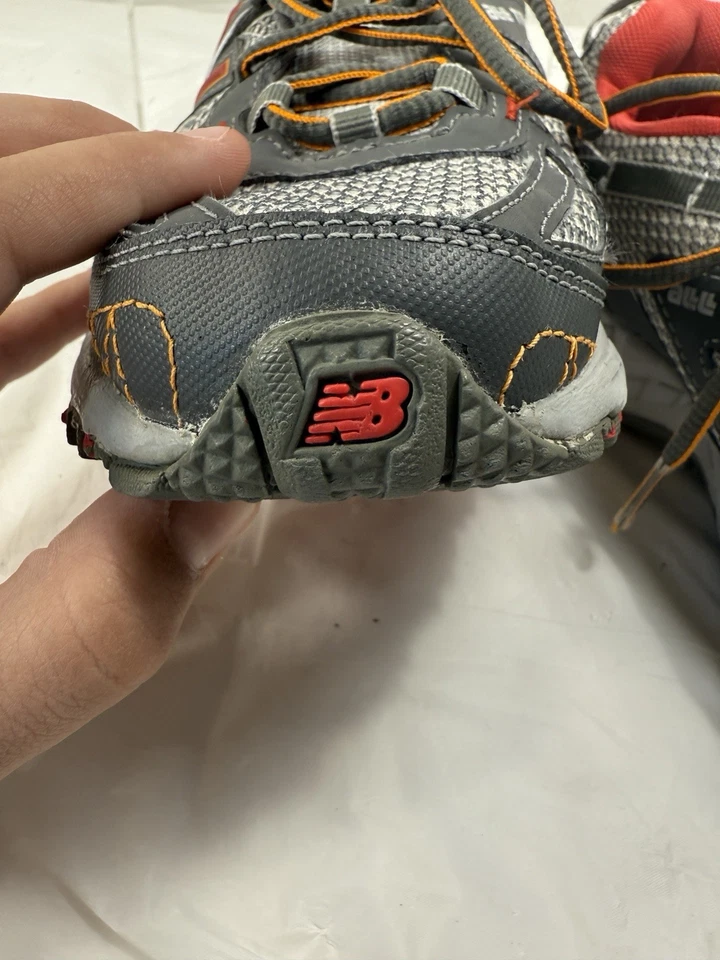 Tênis New Balance WT411G02 Feminino 411v2 Todo Terreno Trail Running Cinza/Vermelho 8,5 B - Imagem 4 de 4