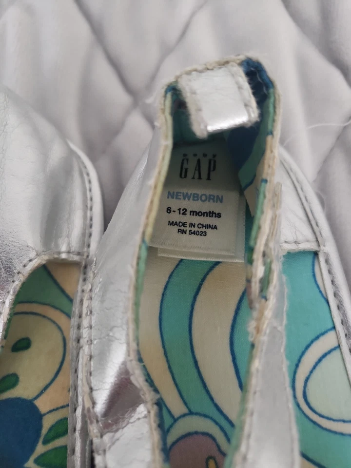 Newborn BabyGap Girl Silver Sandal Prewalker Walking Soft Sole Crib Shoes 6-12 m - Image 2 of 3