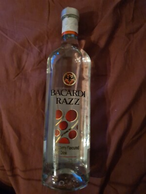 1x Bacardi Razz, 0,7 Liter, alte Flaschenform von 2010, Raspberry, Neu & OVP