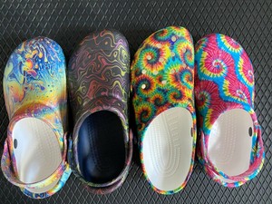 tie dye crocs size 5