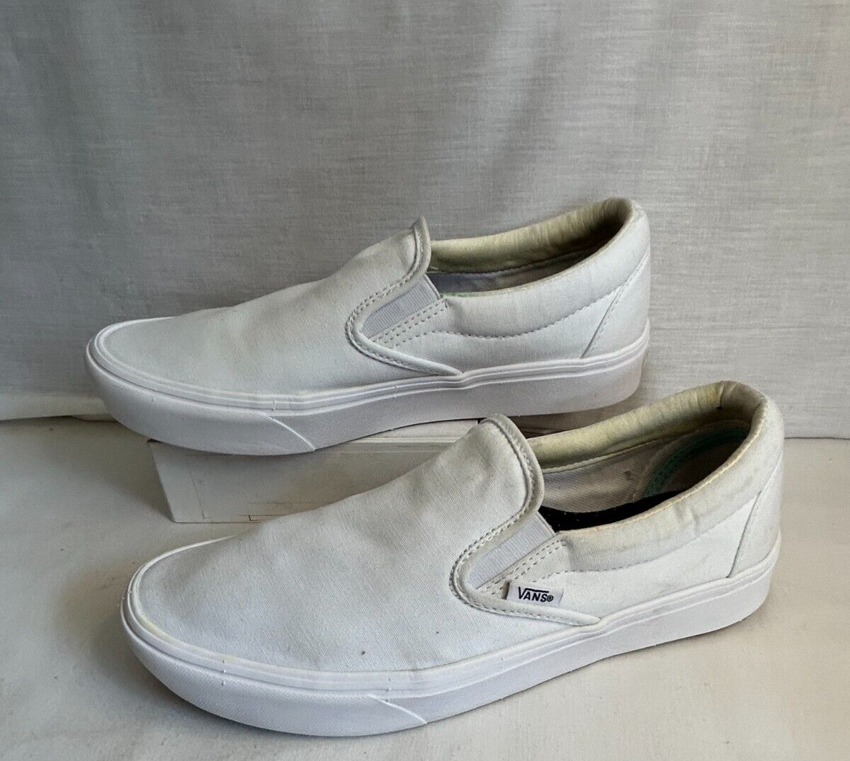 white vans comfycush slip on