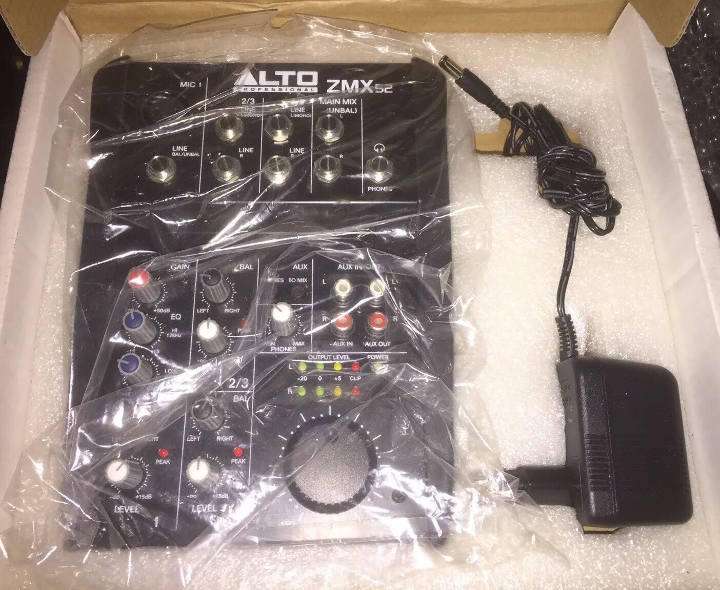 Table de mixage compacte 5 canaux Alto Professional Zephyr ZMX52 pour home studio