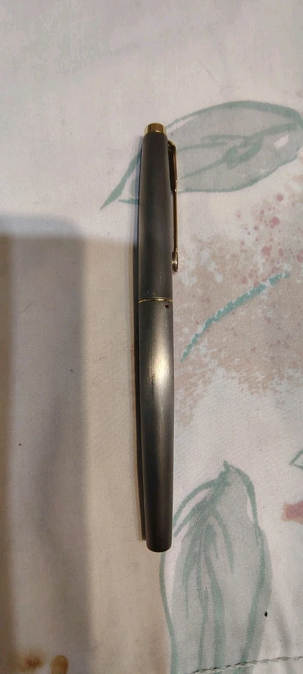 Pluma Estilográfica Parker T1 Titanio Con Plumín Mediano F Hecha en EE. UU. Foto 3 de 4