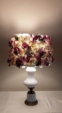 romantische Tischlampe vintage Glasfuß opak weiß Frühlingsblütenschirm Lamplove