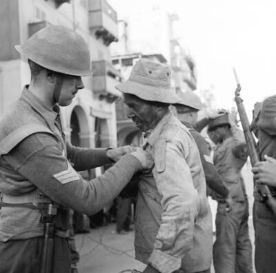 Suez Crisis 1956 - Troops assisted by CID officers Cyprus search A- Old Photo 11